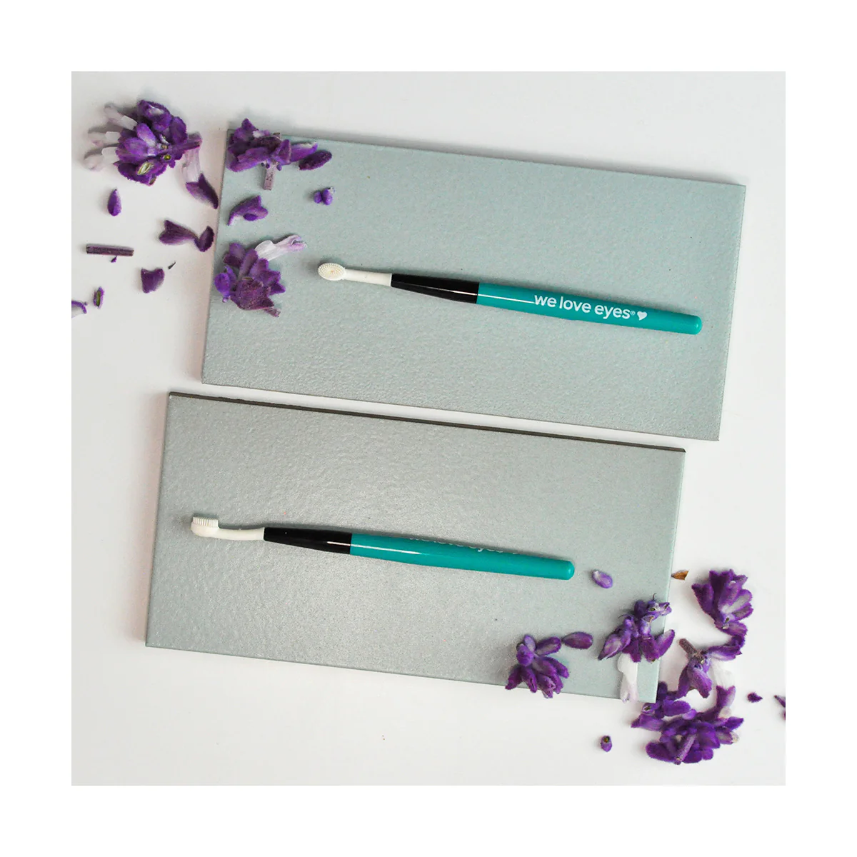 We Love Eyes Eyelid Margin Scrub Brush - Image 4