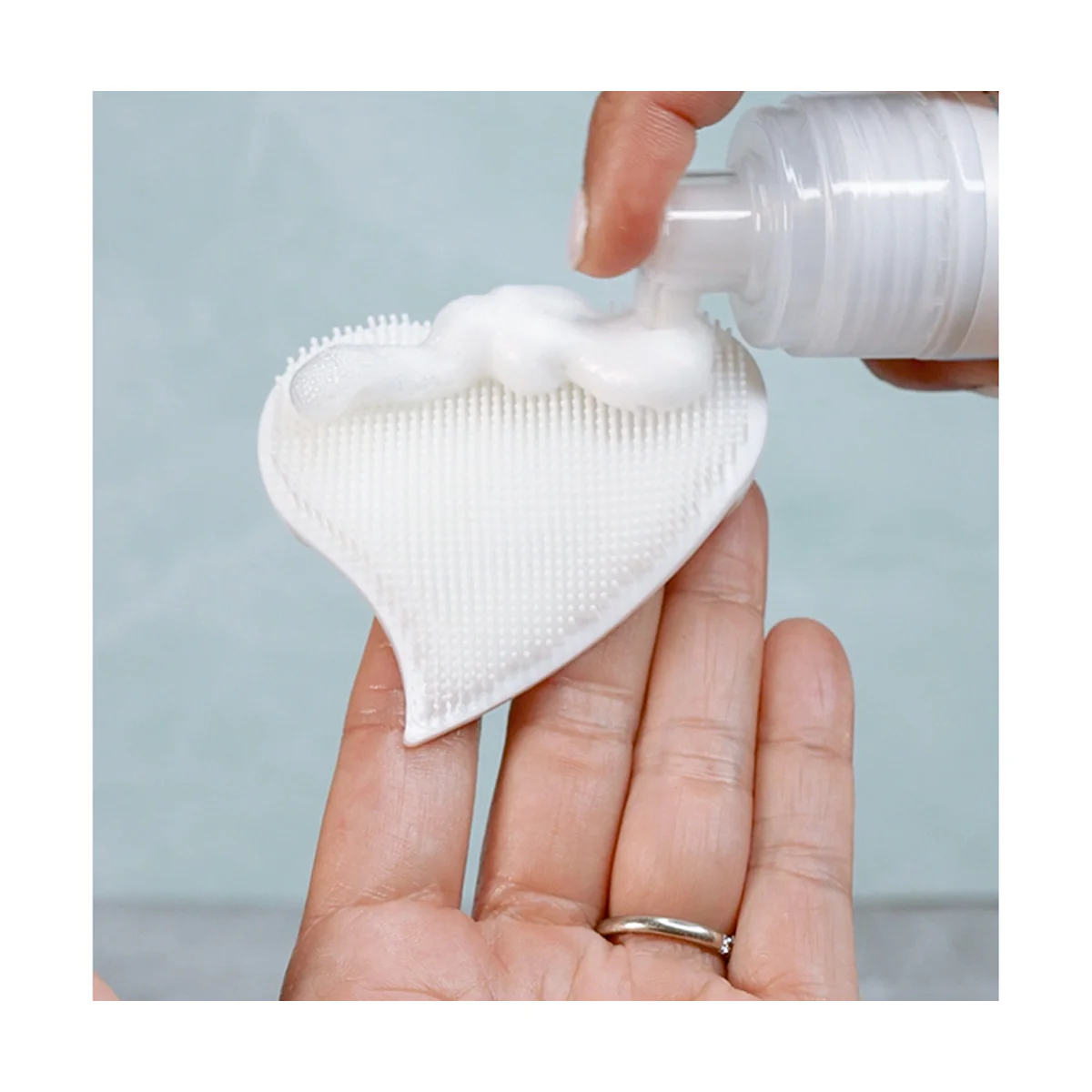 We Love Eyes Eyelid Scrub Mitt - Image 4